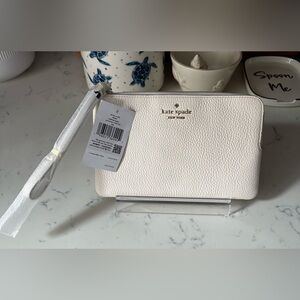 Kate Spade NWT Leila Pebbled Leather Medium L Zip Wristlet.